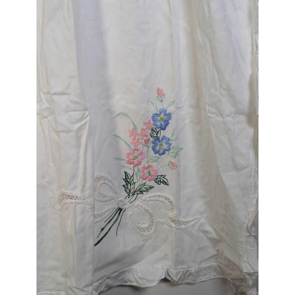 Vintage Embroidered Cottagecore Apron White Cotton Floral Ruffle New - Picture 6 of 9